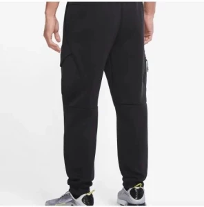 Спортивные штаны Nike M NSW TCH FLC UTILITY PANT черные DM6453-010