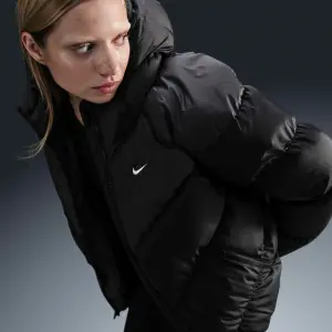 Куртка женская Nike SPORTSWEAR WINDPUFFER STORM-FIT черная HF7865-010