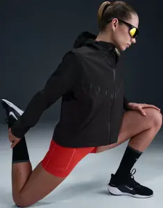 Вітровка для бігу жіноча Nike AEROSWIFT AEROGAMI STORM-FIT чорна FZ3396-010