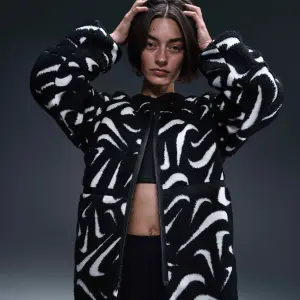 Куртка жіноча Nike SPORTSWEAR LOOSE HIGH-PILE чорно-біла FV8025-010