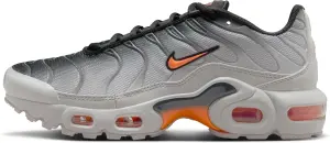 Кроссовки подростковые Nike AIR MAX PLUS (GS) серо-черно-оранжевые CD0609-050