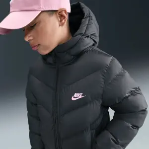 Куртка підліткова Nike SPORTSWEAR ALL DAY PLAY THERMA-FIT LOOSE-FIT чорно-світло-рожева HQ4976-011