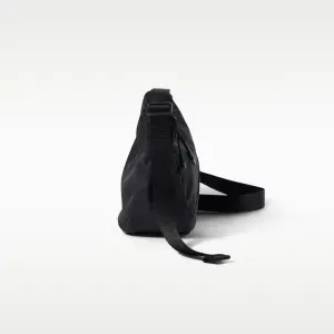Сумка через плече жіноча Nike AURA CRESCENT CROSSBODY 4L чорна HQ4370-013