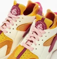 Кросівки жіночі Nike WMNS AIR HUARACHE помаранчеві DO6720-100