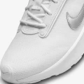 Кроссовки женские Nike AIR MAX INTRLK LITE белые DV5695-100