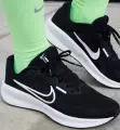 Кросівки бігові жіночі Nike DOWNSHIFTER 13 чорно-білі FD6476-001