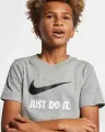 Футболка подростковая Nike SPORTSWEAR JDI SWOOSH серая AR5249-063