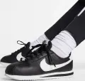 Спортивные штаны подростковые Nike SPORTSWEAR черно-белые AQ8840-010
