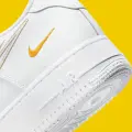 Кроссовки Nike AIR FORCE 1 '07 бело-желтые DX2650-100