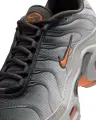 Кросівки підліткові Nike AIR MAX PLUS (GS) сіро-чорно-оранжеві CD0609-050