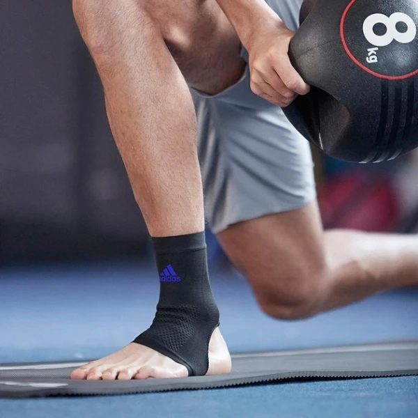 Фіксатор щиколотки Adidas PERFORMANCE ANKLE SUPPORT чорний S ADSU-13311BL