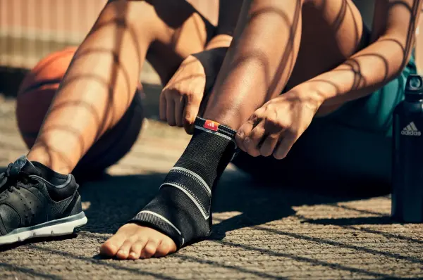 Фіксатор щиколотки Adidas ANKLE SUPPORT чорно-сірий S ADSU-12511BK-NL