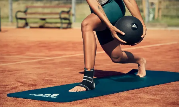 Фіксатор щиколотки Adidas ANKLE SUPPORT чорно-сірий S ADSU-12511BK-NL