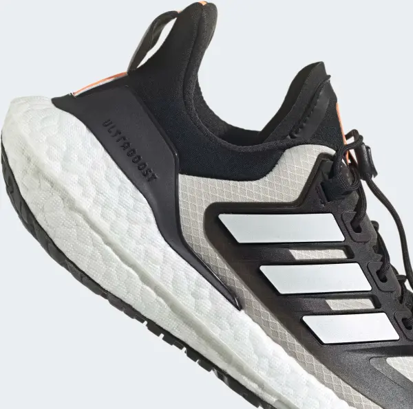 Кросівки бігові жіночі Adidas ULTRABOOST 22 COLD.RDY 2.0 чорно-бежево-білі GX6735