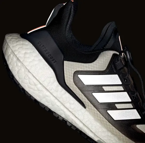 Кросівки бігові жіночі Adidas ULTRABOOST 22 COLD.RDY 2.0 чорно-бежево-білі GX6735