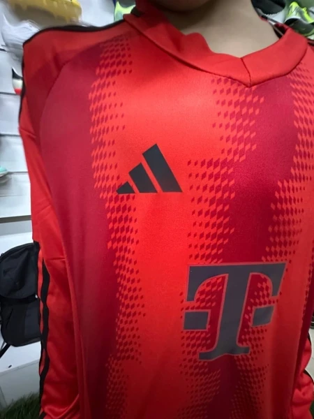 Футбольна форма з довгим рукавом дитяча Баварія (Bayern Munich) 2024-2025 домашня червоно-чорна F0007