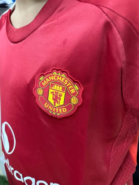 Футбольная форма детская Манчестер Юнайтед (Manchester United) 2024-2025 домашняя красно-белая F0024