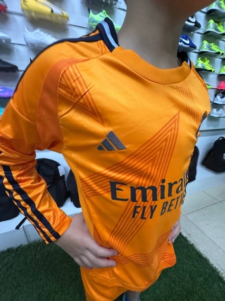 Футбольна форма з довгим рукавом дитяча Реал Мадрид (Real Madrid) 2024-2025 виїзна помаранчева чорна F0035
