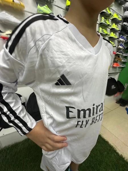 Футбольна форма з довгим рукавом дитяча Реал Мадрид (Real Madrid) 2024-2025 домашня біло-чорна F0036