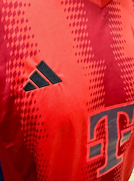 Футбольная форма Бавария (Bayern Munich) 2024-2025 домашняя красно-черная F0071