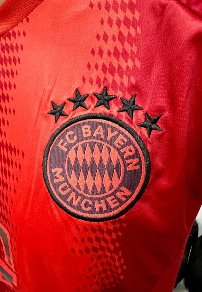 Футбольная форма Бавария (Bayern Munich) 2024-2025 домашняя красно-черная F0071