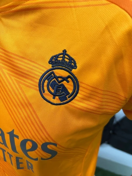 Футбольна форма Реал Мадрид (Real Madrid) 2024-2025 виїзна помаранчево-чорна F0085
