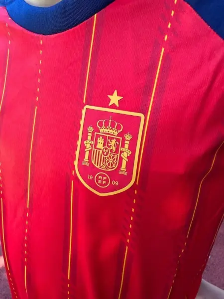 Футбольна форма дитяча збірної Іспанії 2026 Чемпіонат Світу домашня червоно-темно-синьо-жовта F0587