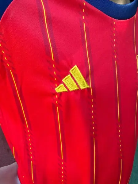 Футбольна форма дитяча збірної Іспанії 2026 Чемпіонат Світу домашня червоно-темно-синьо-жовта F0587