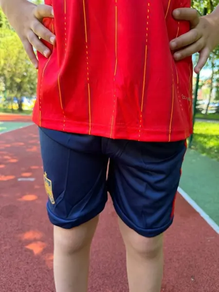 Футбольна форма дитяча збірної Іспанії 2026 Чемпіонат Світу домашня червоно-темно-синьо-жовта F0587
