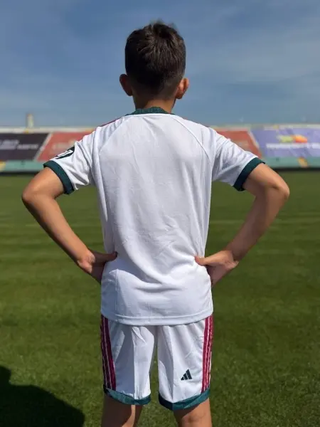 Футбольная форма детская Реал Мадрид (Real Madrid) 2026-2027 домашняя бело-темно-зелено-розовая F0639
