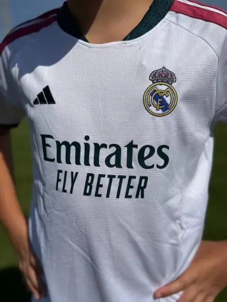 Футбольная форма детская Реал Мадрид (Real Madrid) 2026-2027 домашняя бело-темно-зелено-розовая F0639