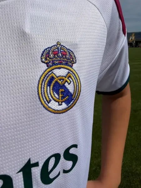 Футбольная форма детская Реал Мадрид (Real Madrid) 2026-2027 домашняя бело-темно-зелено-розовая F0639