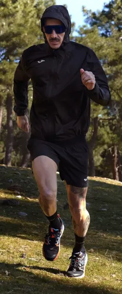Вітровка для бігу Joma R-TRAIL чорна 102518.100