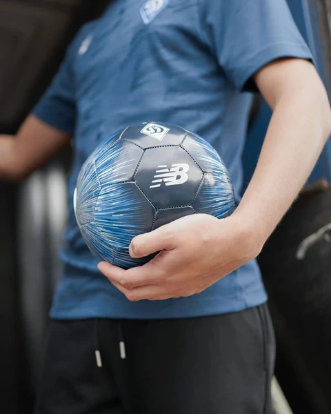 Мяч сувенирный New Balance FCDK Iridiscent темно-сине-синий FB03108GNVB Размер 1