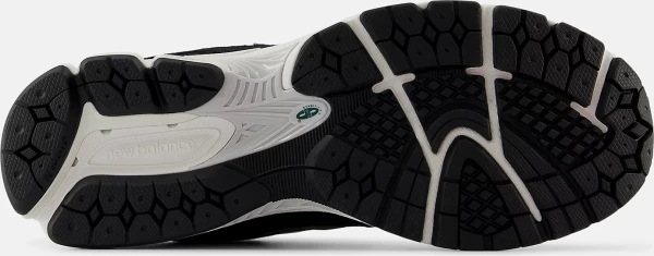 Кроссовки New Balance 2002R черно-белые M2002RRA