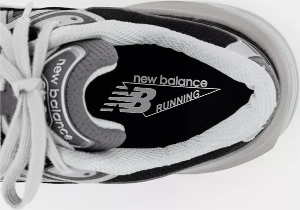 Кросівки New Balance 990 V6 чорно-сіро-білі M990BK6