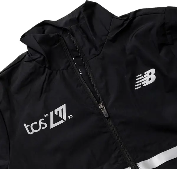 Вітровка для бігу жіноча New Balance LONDON EDITION MARATHON JACKET чорно-біла WJ31201D