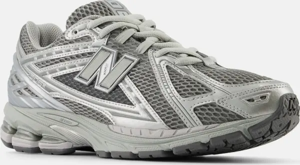 Кроссовки New Balance 1906R серо-серебряные M1906REH