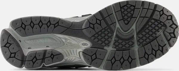 Кроссовки New Balance 1906R серо-серебряные M1906REH