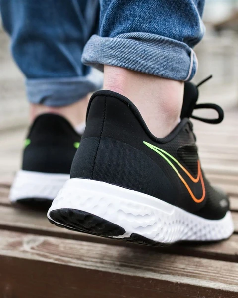 Кросівки Nike Revolution 5 чорні BQ3204-017