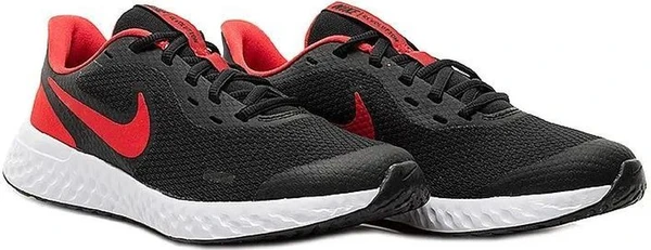 Кросівки підліткові Nike REVOLUTION 5 (GS) чорно-червоні BQ5671-017
