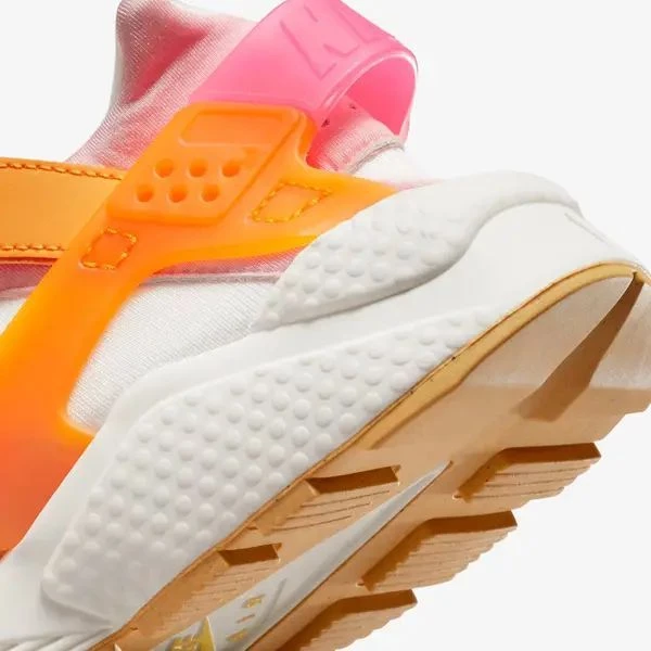 Кроссовки женские Nike WMNS AIR HUARACHE оранжево-белые DX2674-100