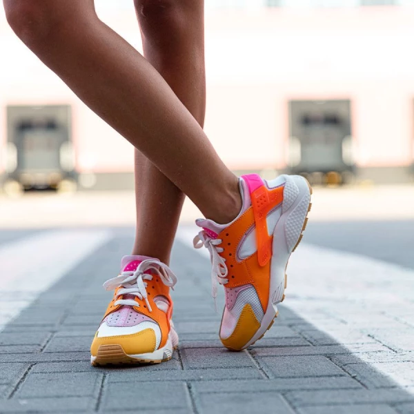Кроссовки женские Nike WMNS AIR HUARACHE оранжево-белые DX2674-100
