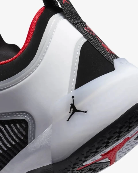 Кросівки баскетбольні Nike JORDAN AIR XXXVII LOW біло-чорно-червоні DQ4122-100