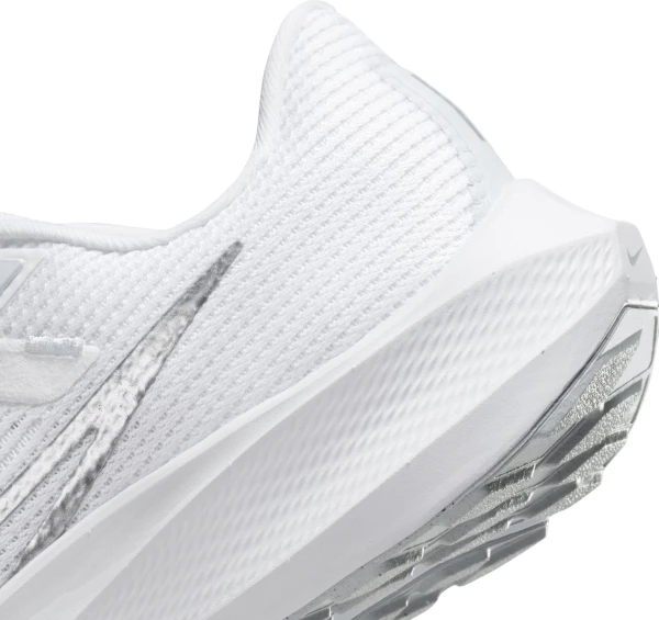 Кроссовки беговые  женские Nike AIR ZOOM PEGASUS 40 белые DV3854-101