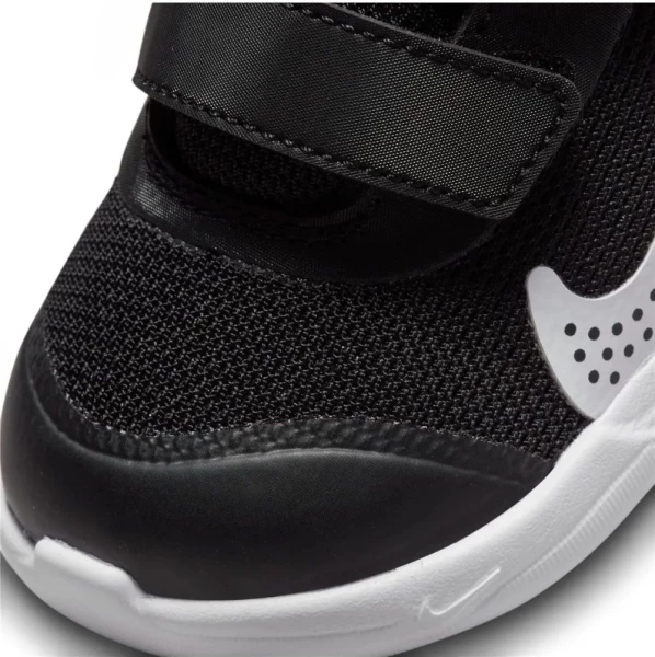Кроссовки детские Nike OMNI MULTI-COURT (TD) черно-белые DM9028-002