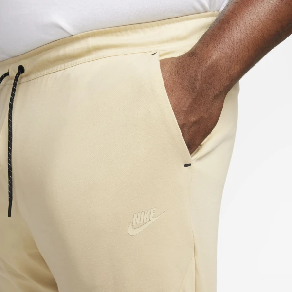 Спортивні штани Nike M NK TECH LGHTWHT JGGR бежеві DX0826-783