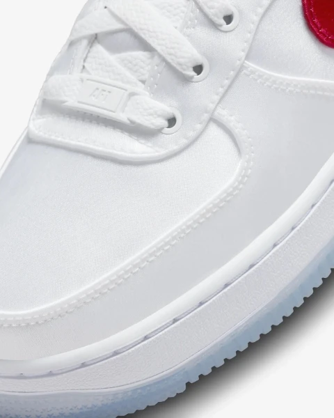 Кроссовки женские Nike W AIR FORCE 1 07 ESS SNKR бело-красные DX6541-100