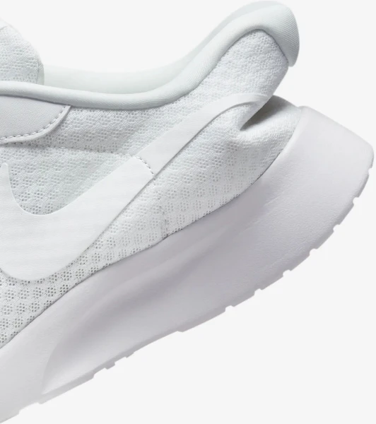 Кроссовки женские Nike TANJUN FLYEASE белые DV7786-101