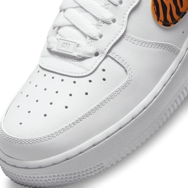 Кроссовки женские Nike WMNS AIR FORCE 1 07 бело-оранжевые DD8959-108